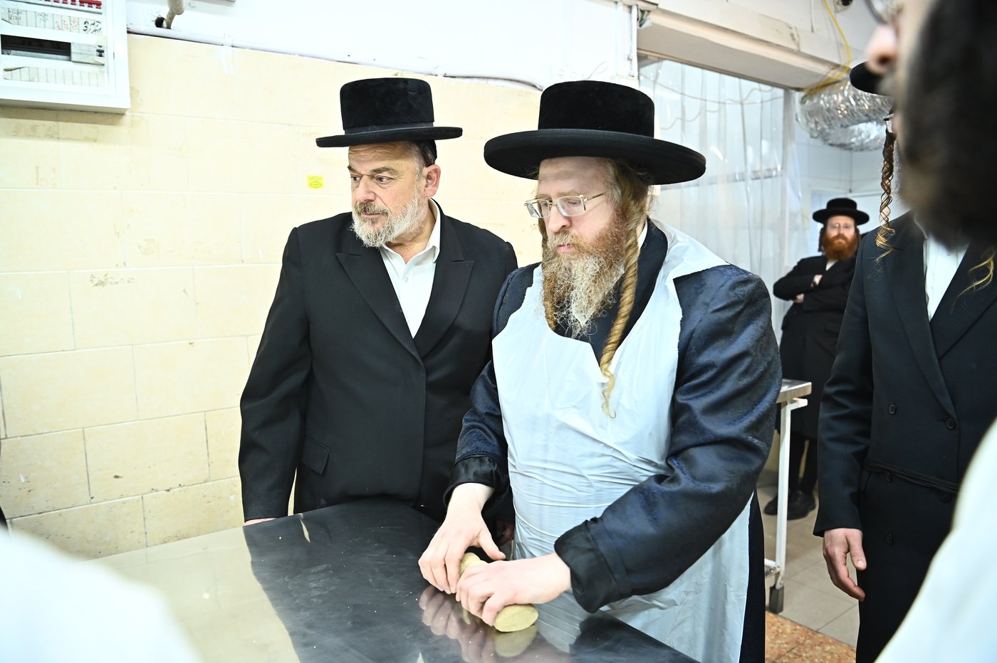 האדמו"ר משומרי אמונים באפיית מצות