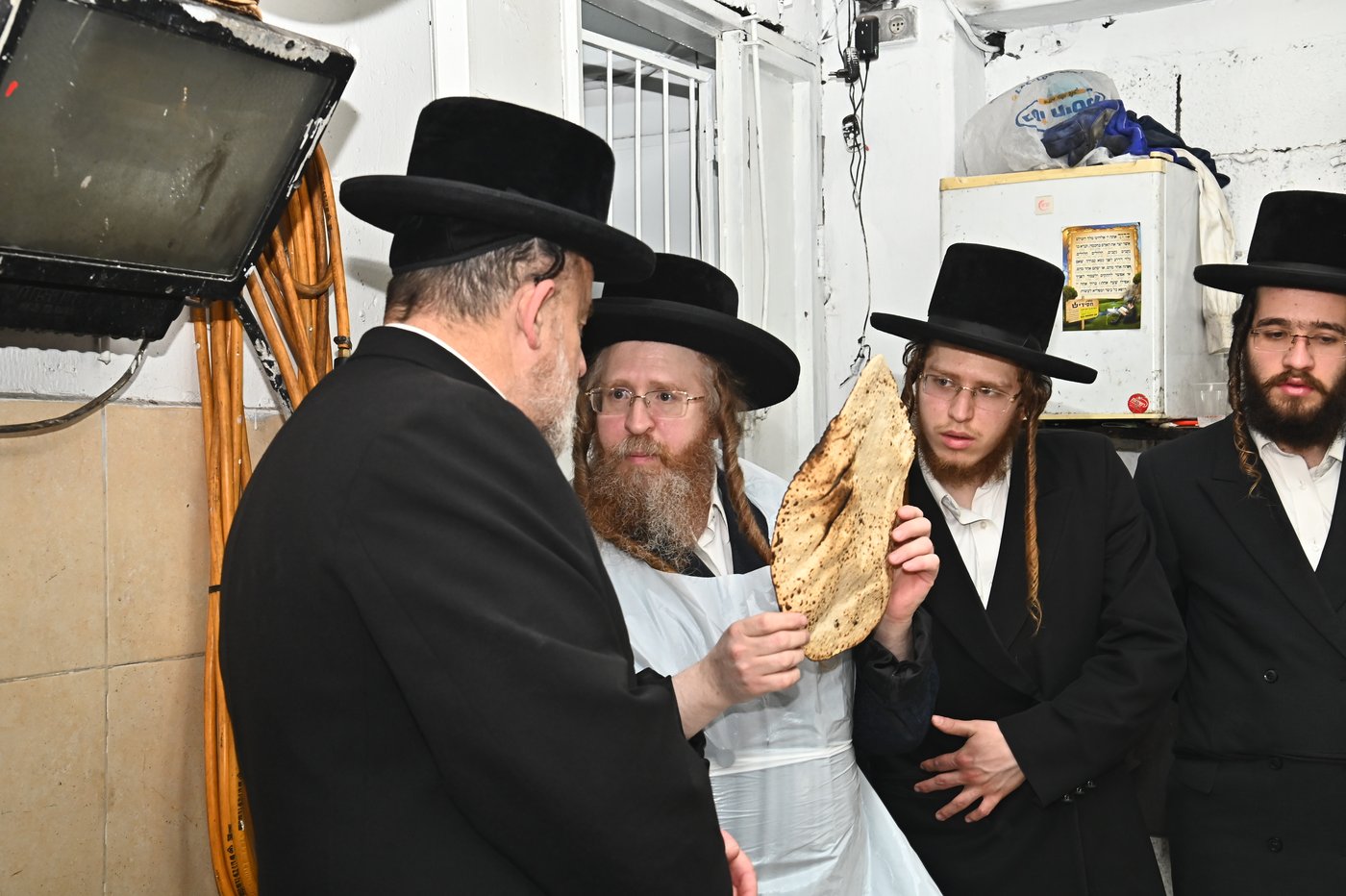 האדמו"ר משומרי אמונים באפיית מצות