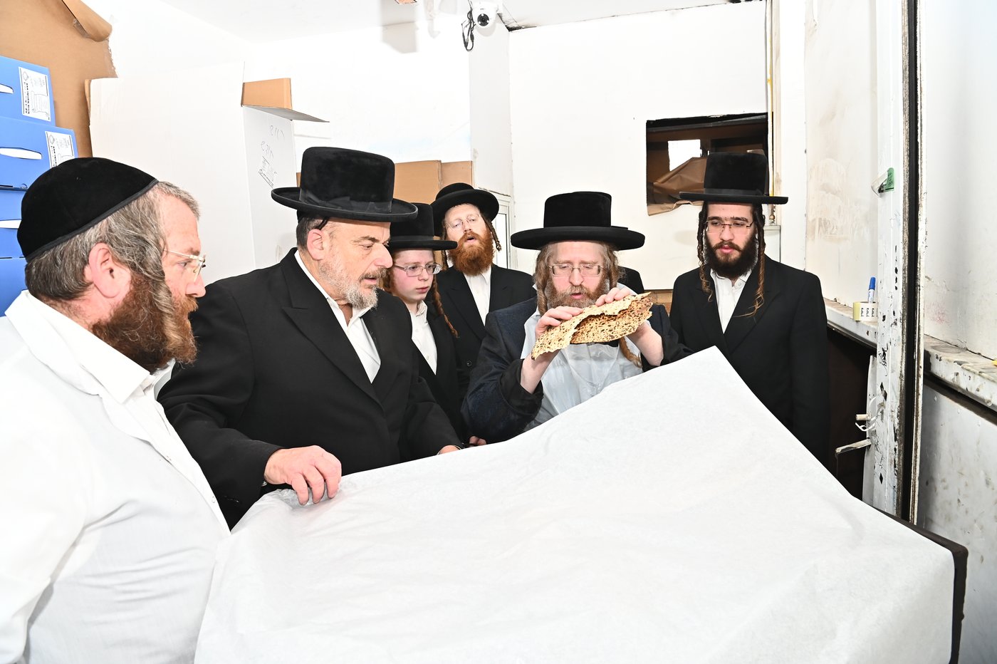 האדמו"ר משומרי אמונים באפיית מצות