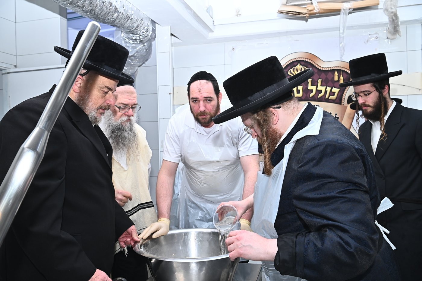 האדמו"ר משומרי אמונים באפיית מצות