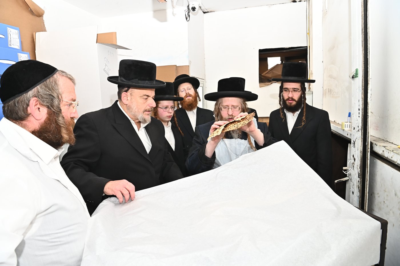 האדמו"ר משומרי אמונים באפיית מצות