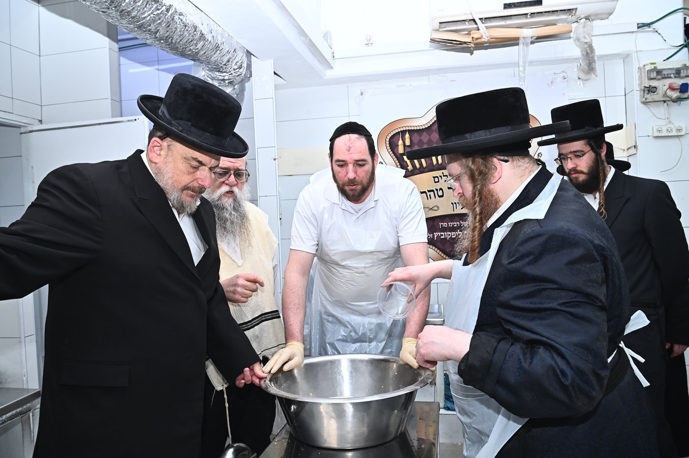 האדמו"ר משומרי אמונים באפיית מצות