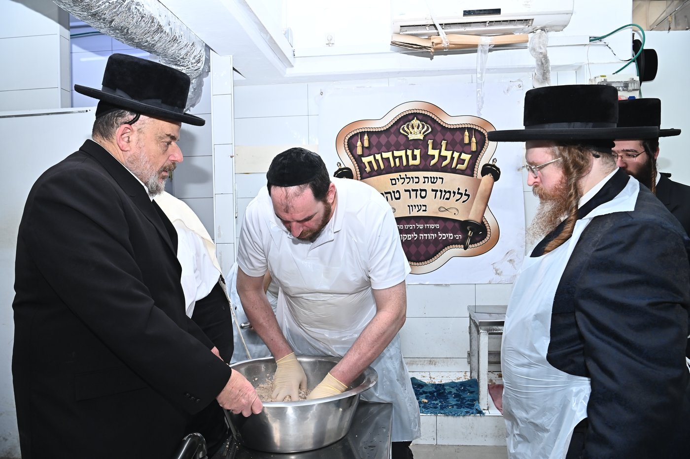 האדמו"ר משומרי אמונים באפיית מצות