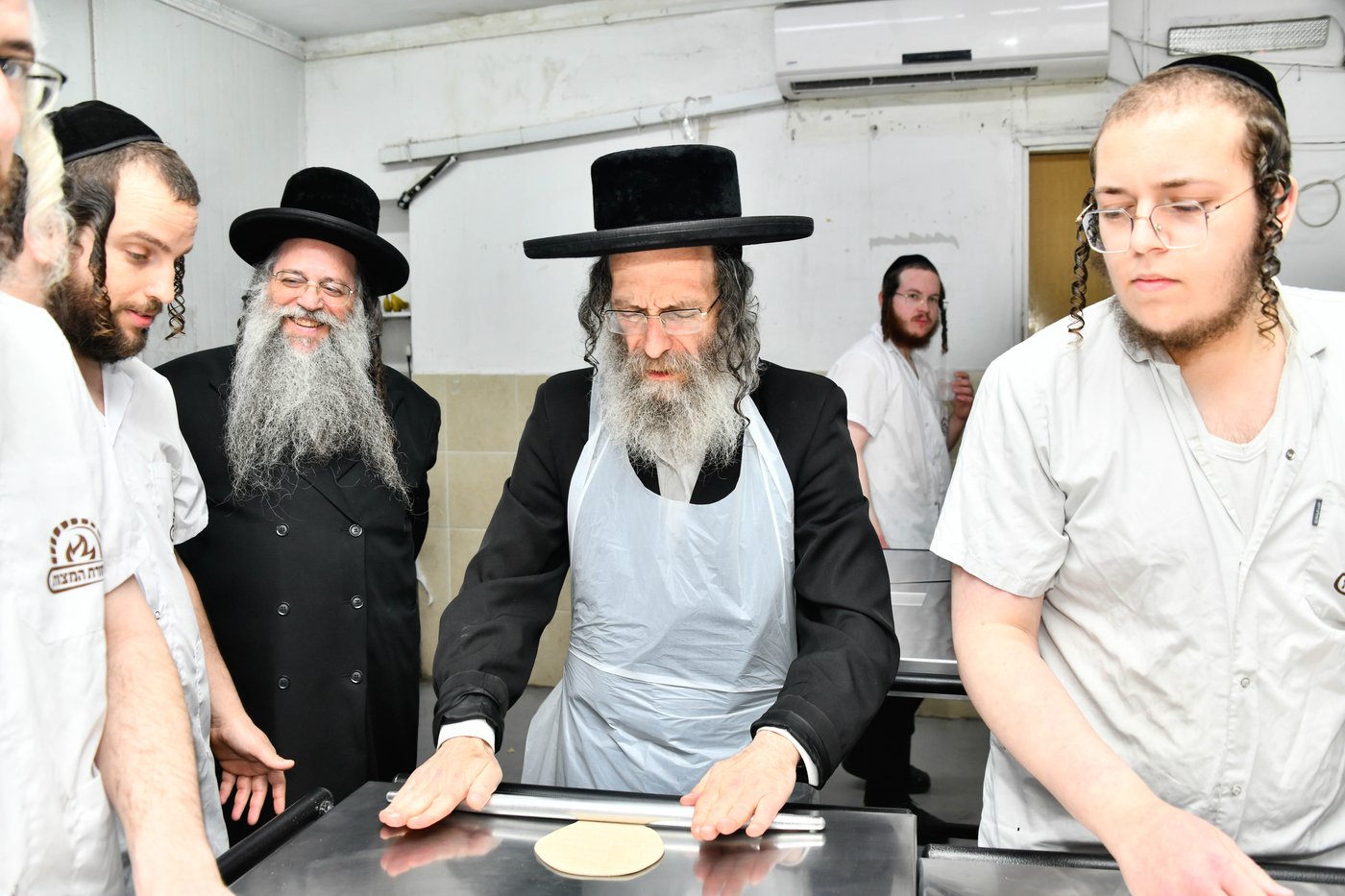 הגה"צ רבי אלימלך בידרמן באפיית מצות