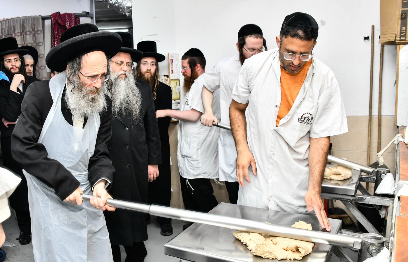 הגה"צ רבי אלימלך בידרמן באפיית מצות