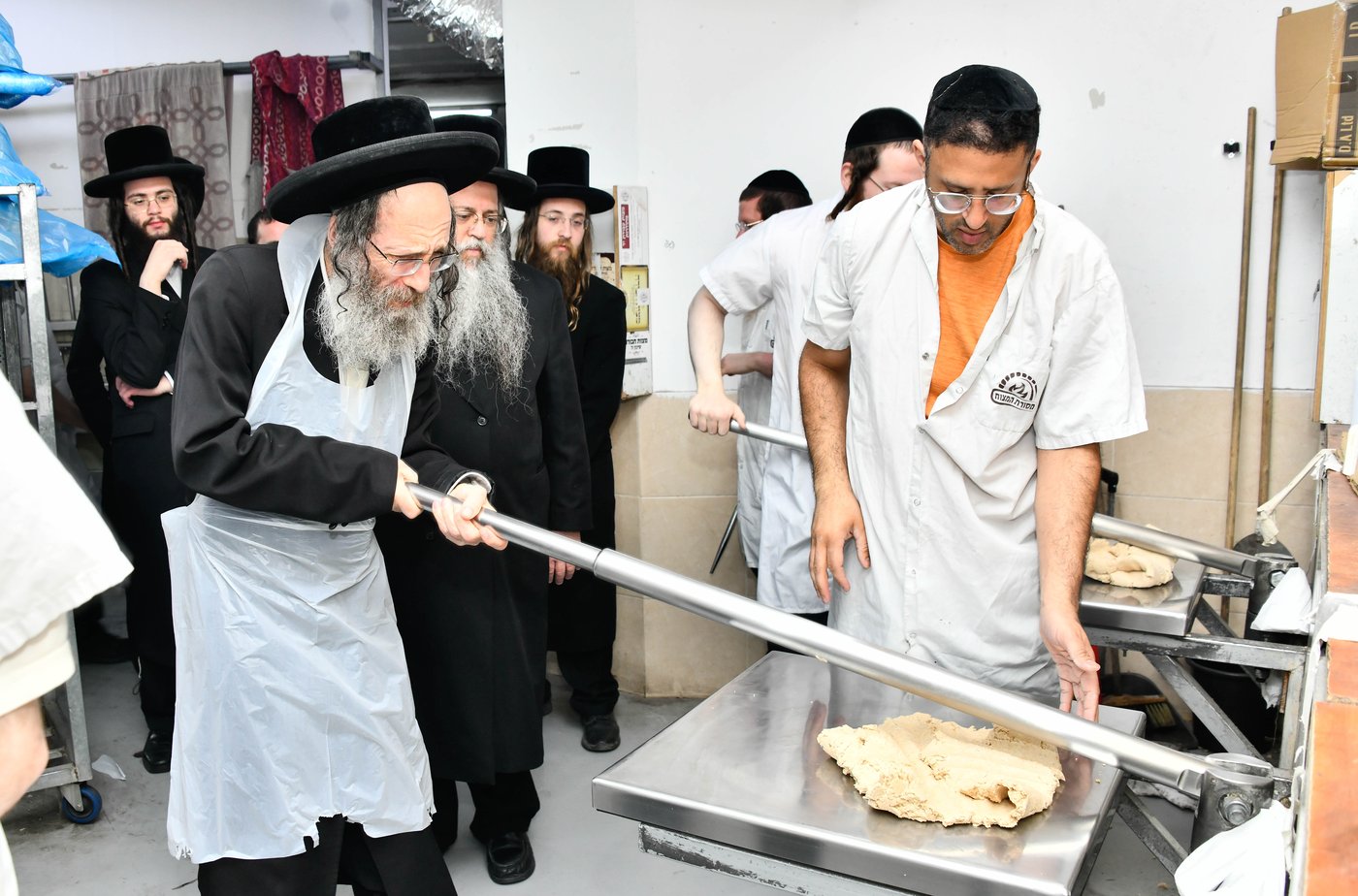 הגה"צ רבי אלימלך בידרמן באפיית מצות