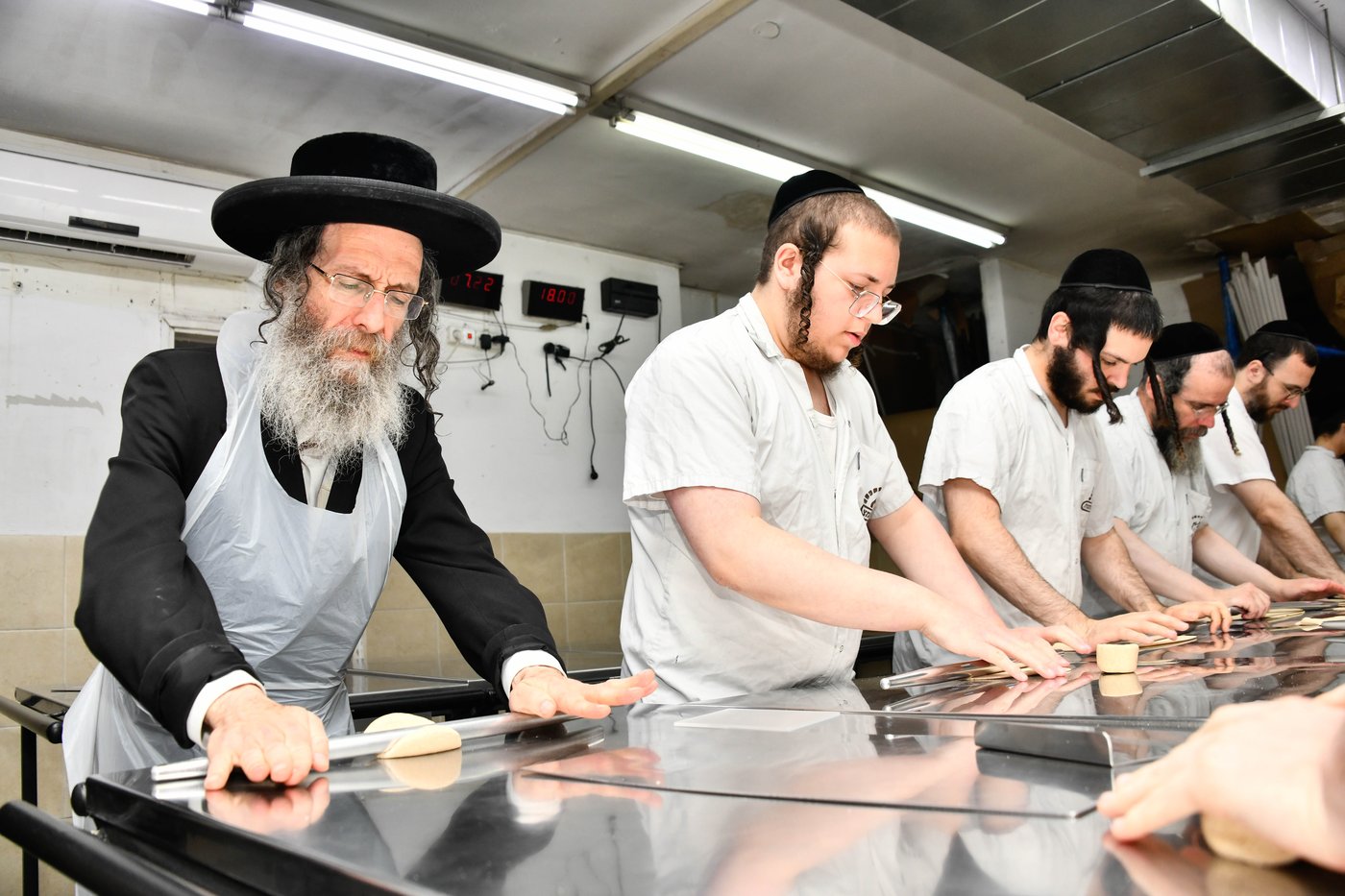 הגה"צ רבי אלימלך בידרמן באפיית מצות