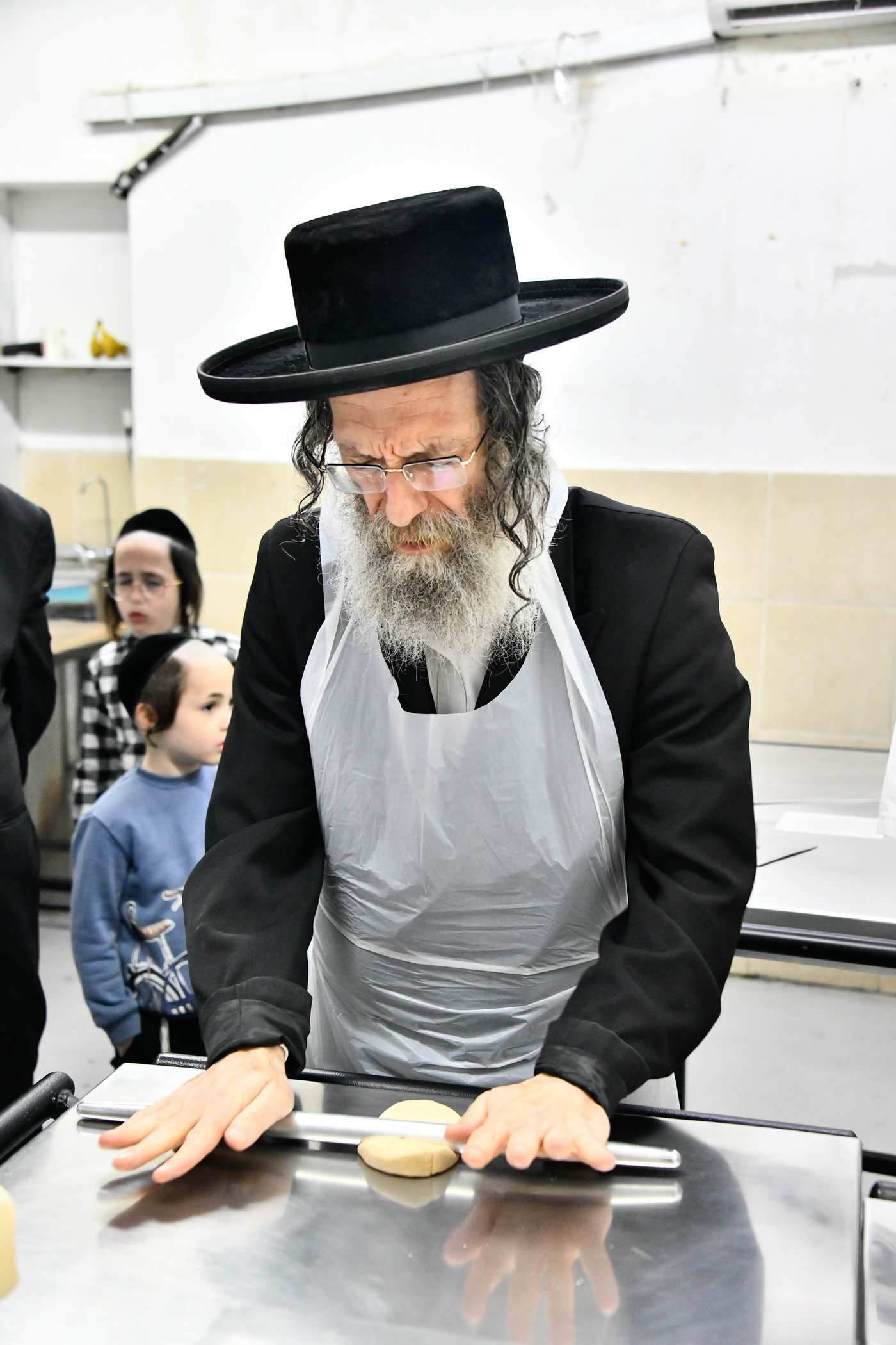 הגה"צ רבי אלימלך בידרמן באפיית מצות