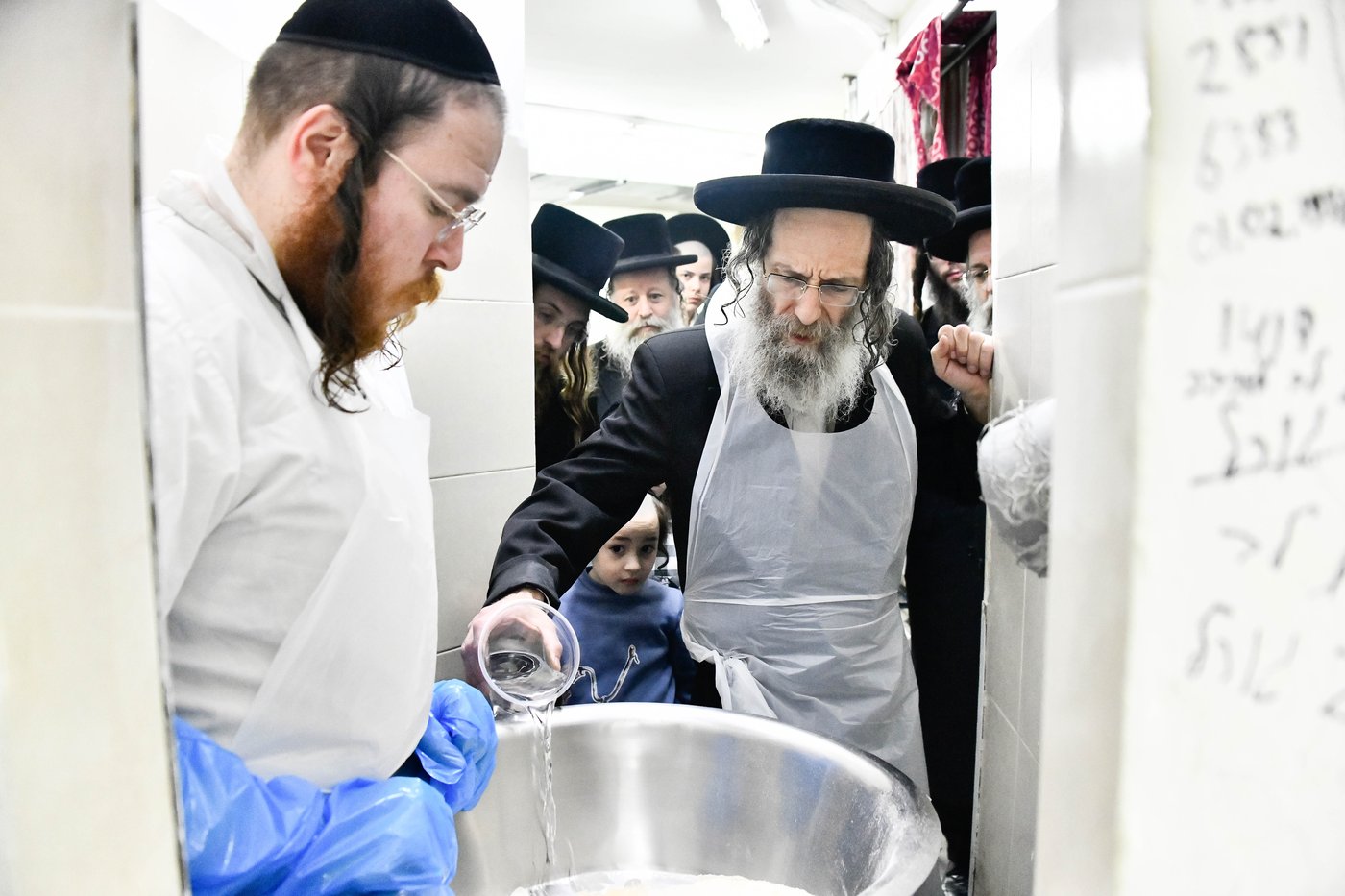 הגה"צ רבי אלימלך בידרמן באפיית מצות