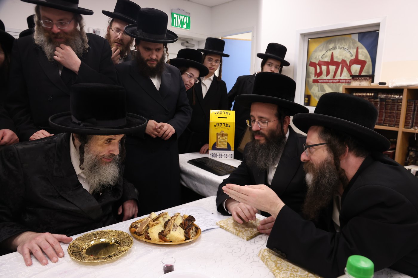 הגה"צ רבי חיים מאיר הגר אב"ד ויז'ניץ, בהטענת קמחא דפסחא לאלפי החסידים