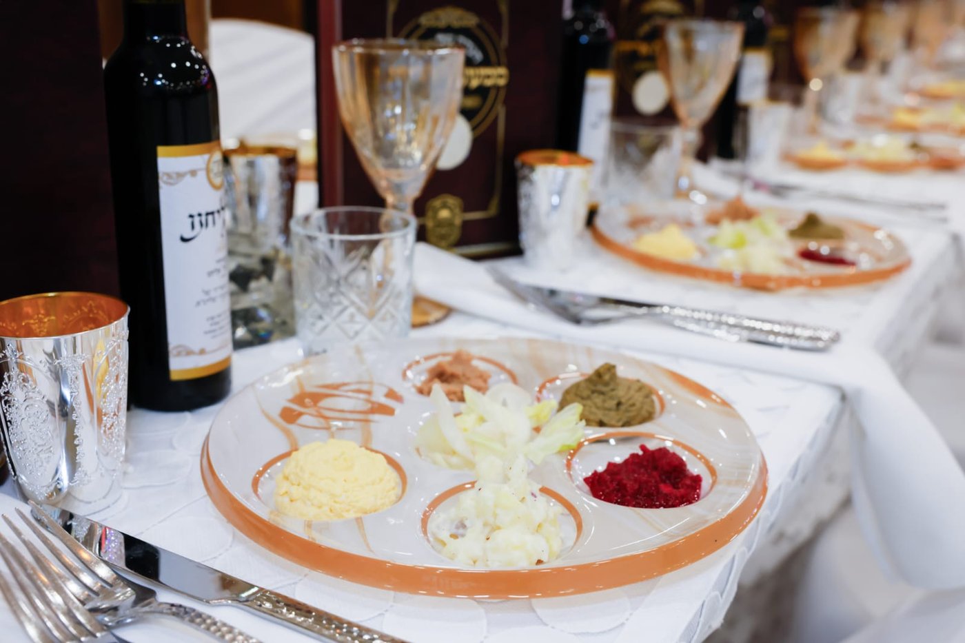 התוועדות ליל הסדר יחודית לבחורים מארגון 'חבורה של שמחה' בחצה"ק גור