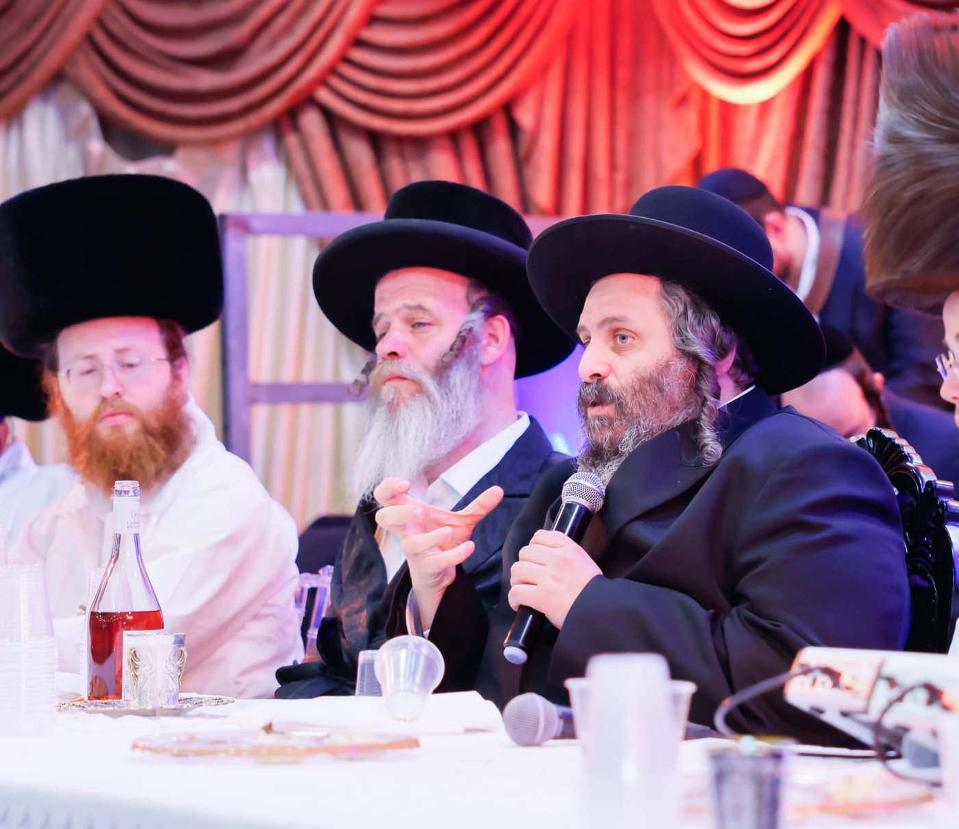 התוועדות ליל הסדר יחודית לבחורים מארגון 'חבורה של שמחה' בחצה"ק גור