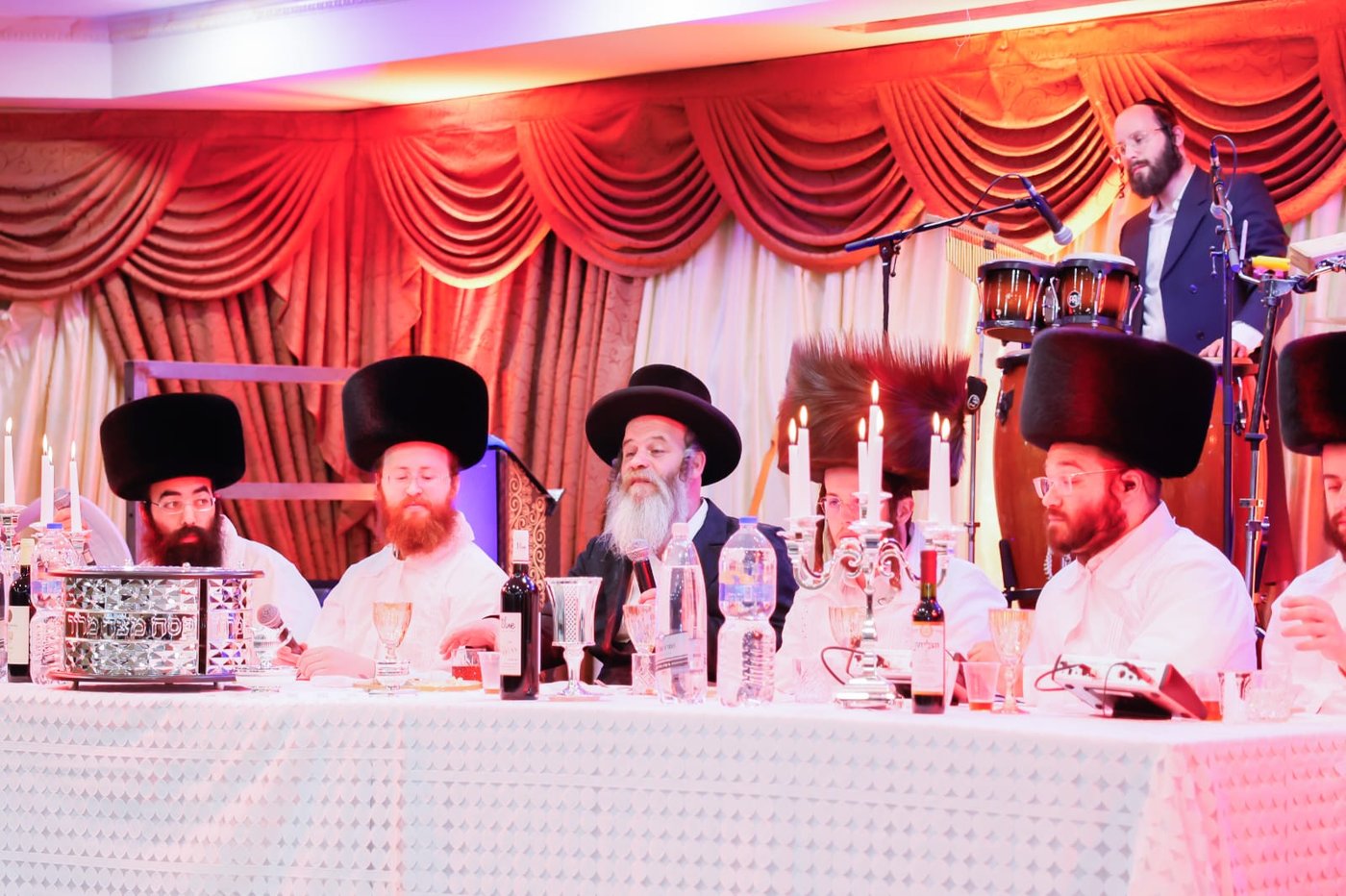 התוועדות ליל הסדר יחודית לבחורים מארגון 'חבורה של שמחה' בחצה"ק גור