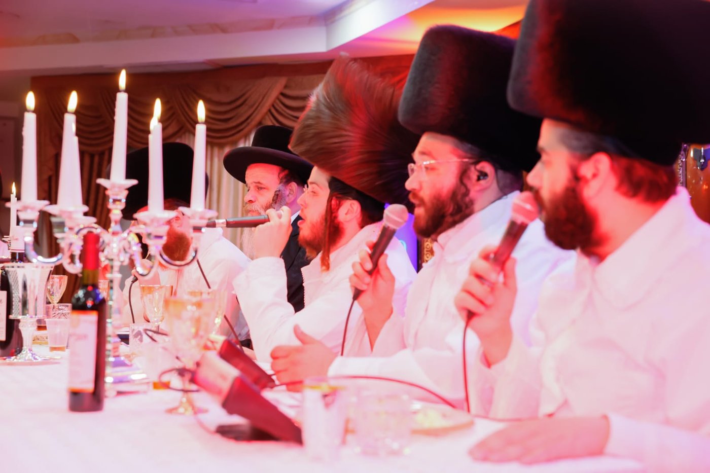 התוועדות ליל הסדר יחודית לבחורים מארגון 'חבורה של שמחה' בחצה"ק גור