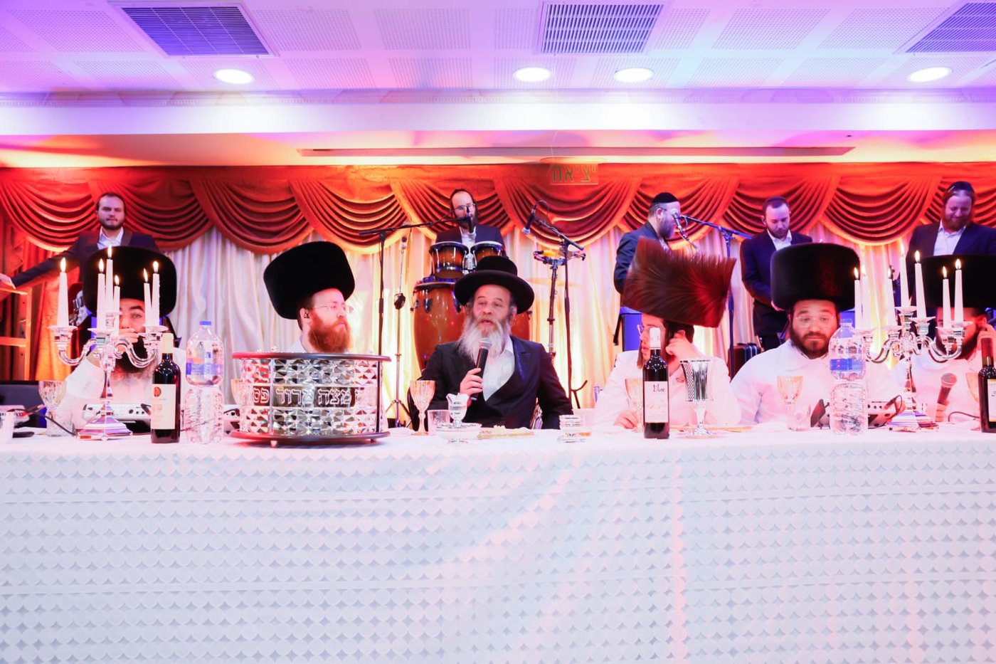 התוועדות ליל הסדר יחודית לבחורים מארגון 'חבורה של שמחה' בחצה"ק גור