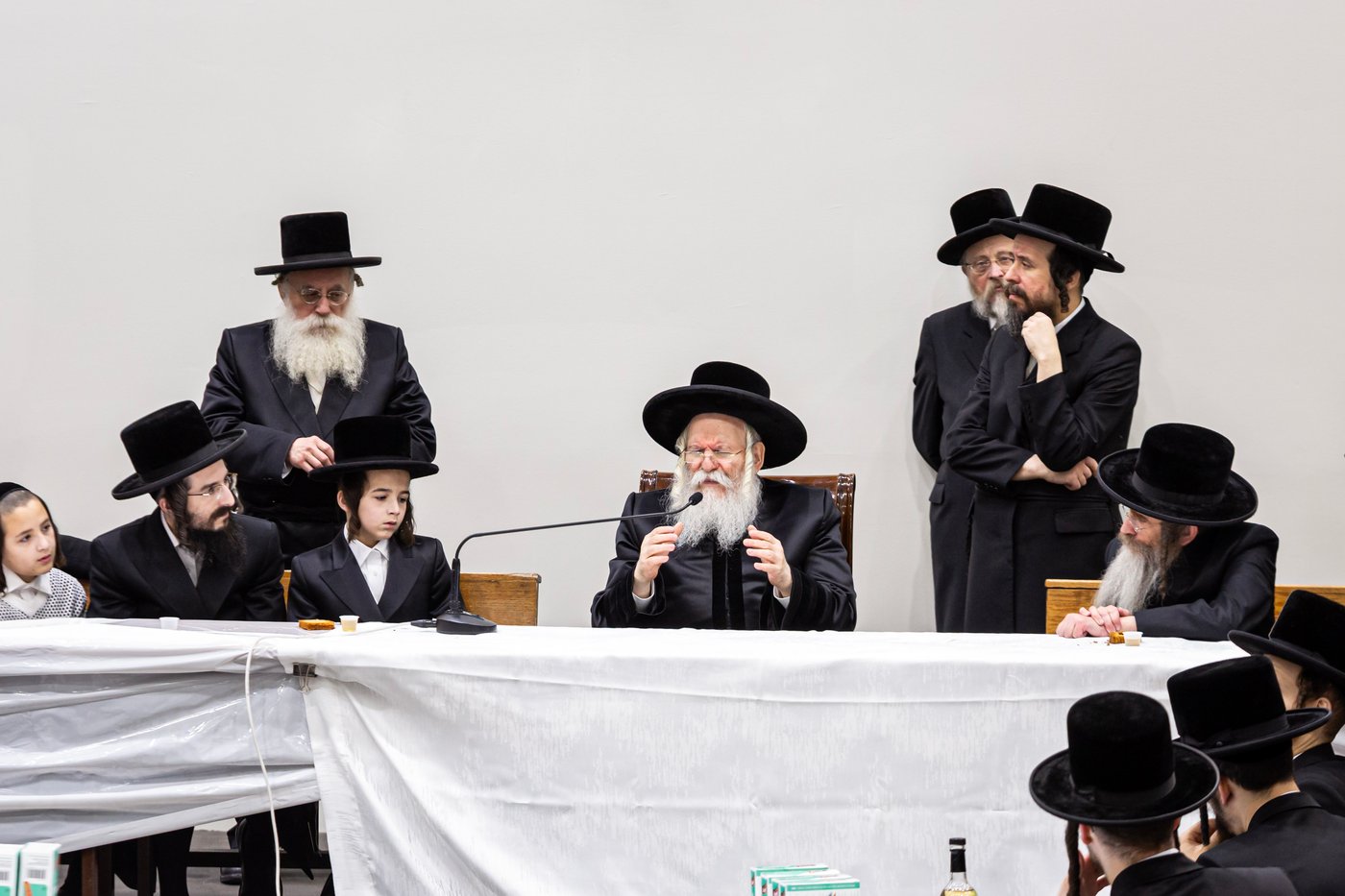 האדמו"ר מבאבוב בהנחת תפילין לנכדו