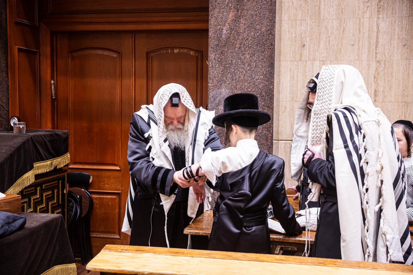 האדמו"ר מבאבוב בהנחת תפילין לנכדו