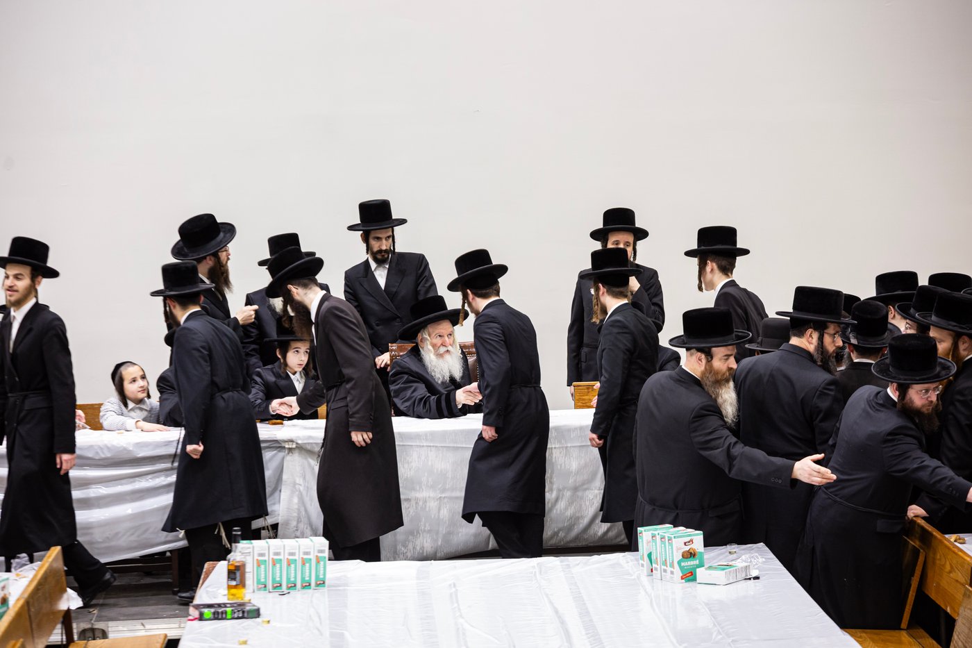 האדמו"ר מבאבוב בהנחת תפילין לנכדו
