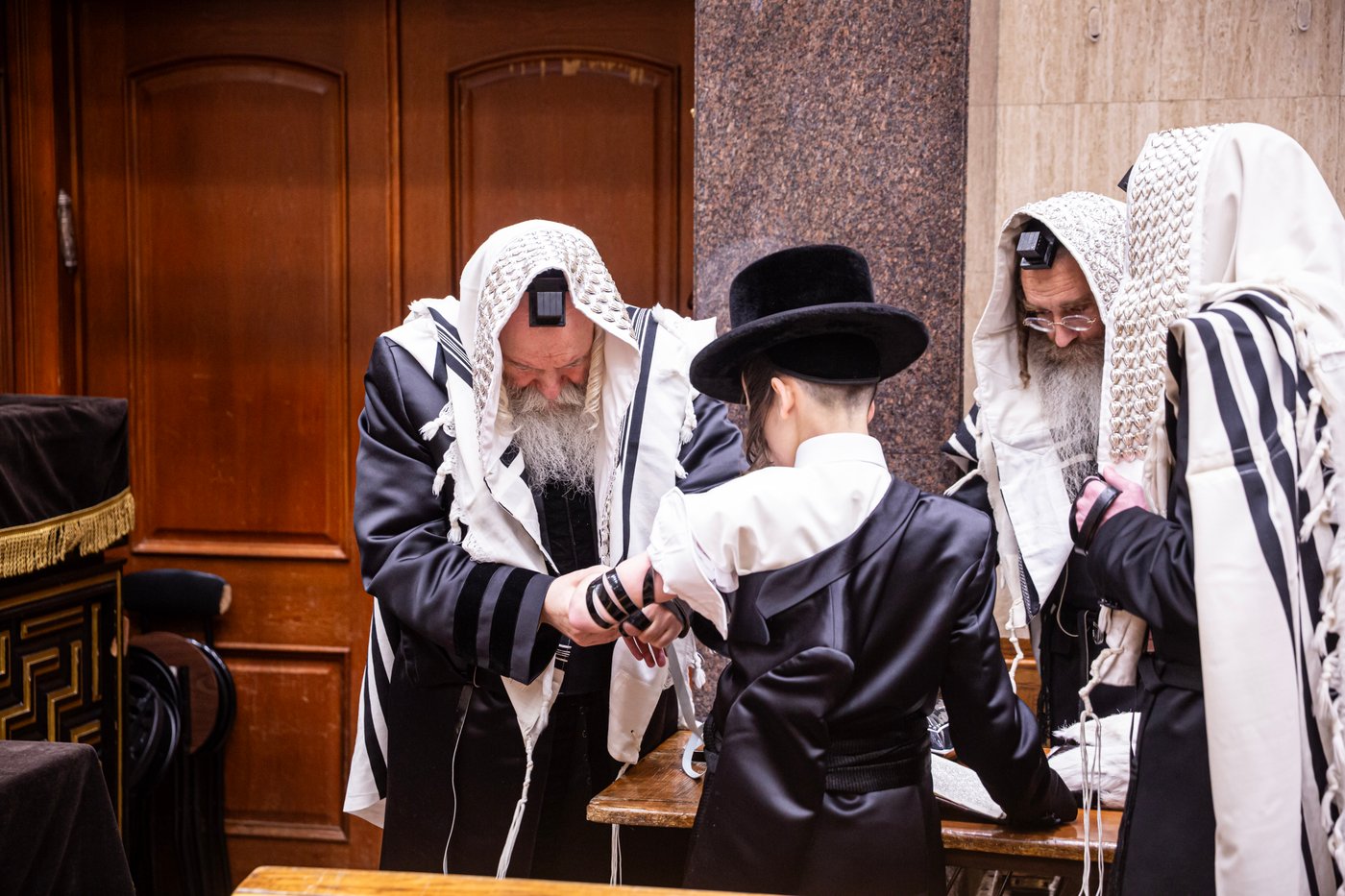 האדמו"ר מבאבוב בהנחת תפילין לנכדו