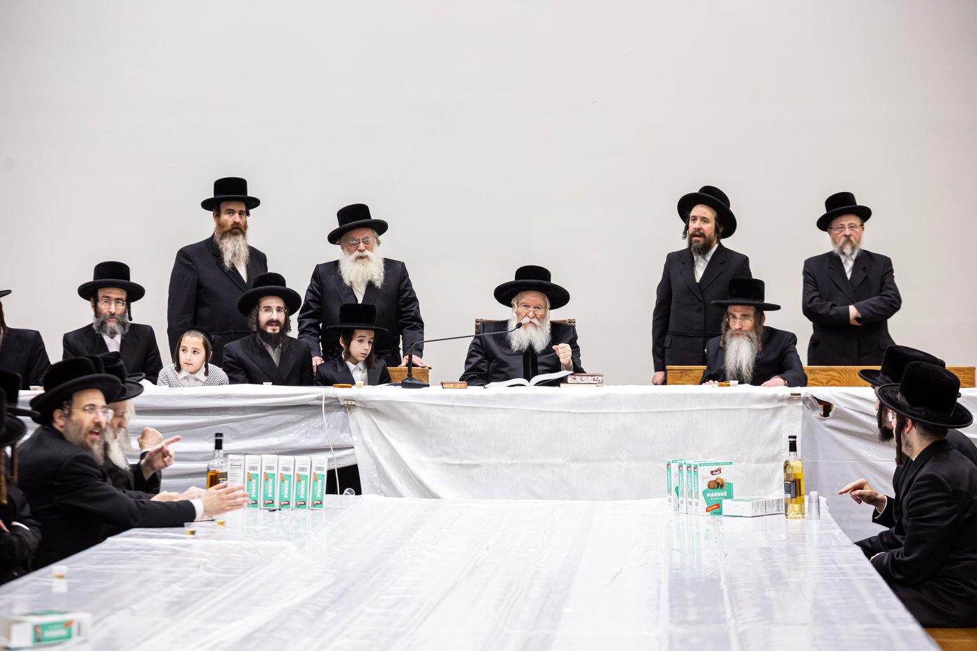 האדמו"ר מבאבוב בהנחת תפילין לנכדו