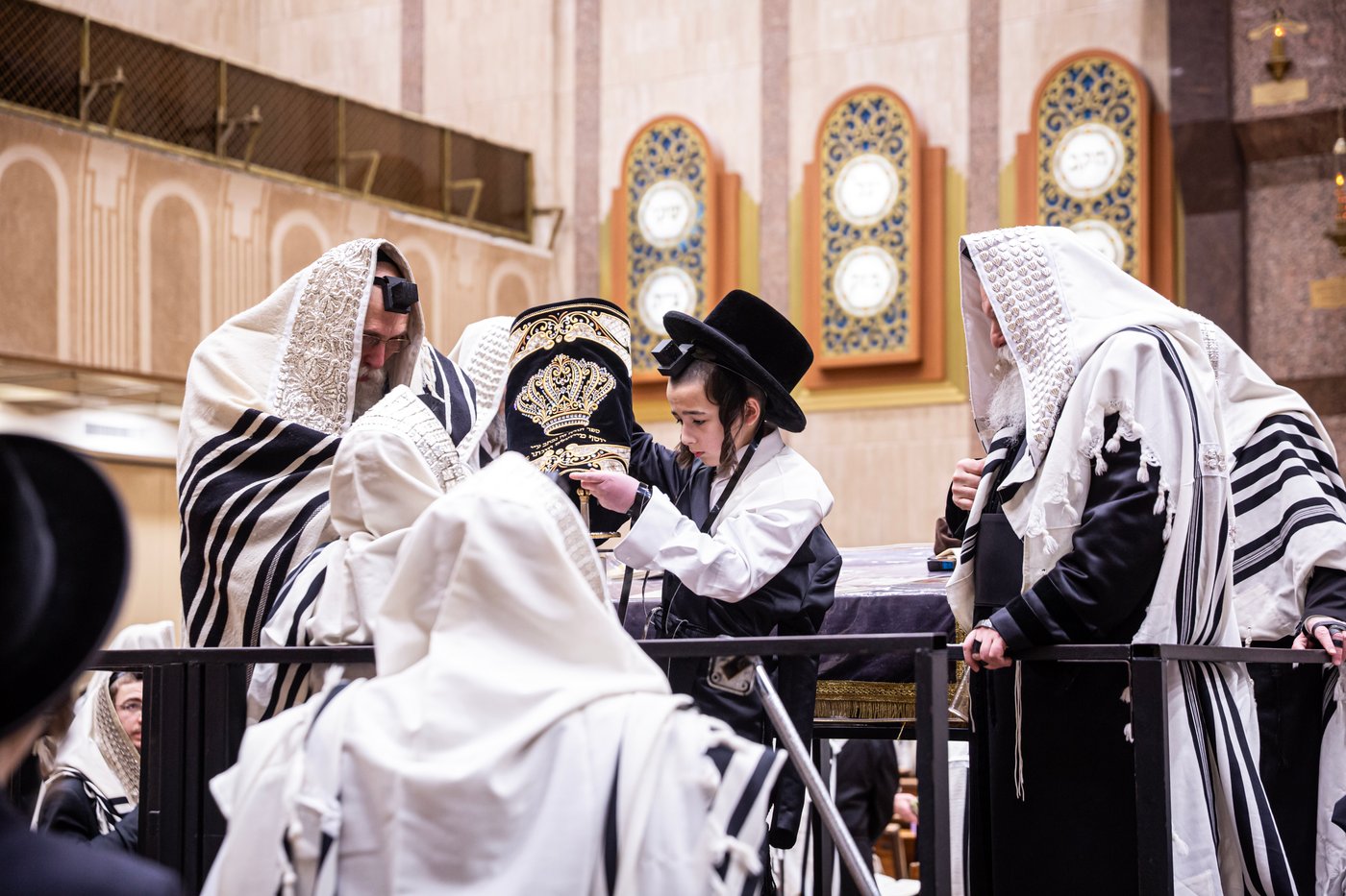 האדמו"ר מבאבוב בהנחת תפילין לנכדו