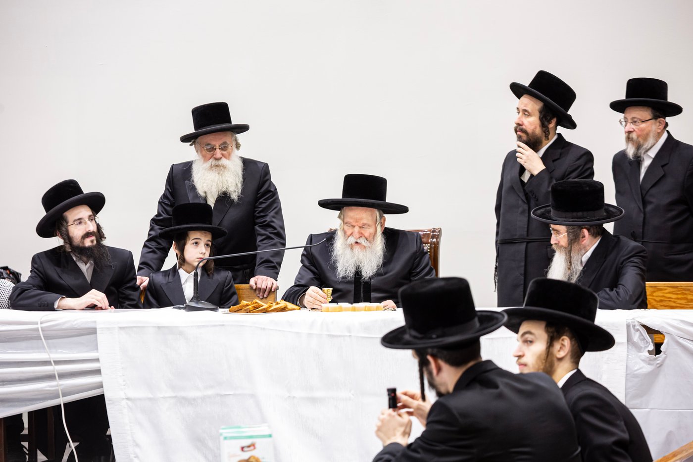 האדמו"ר מבאבוב בהנחת תפילין לנכדו
