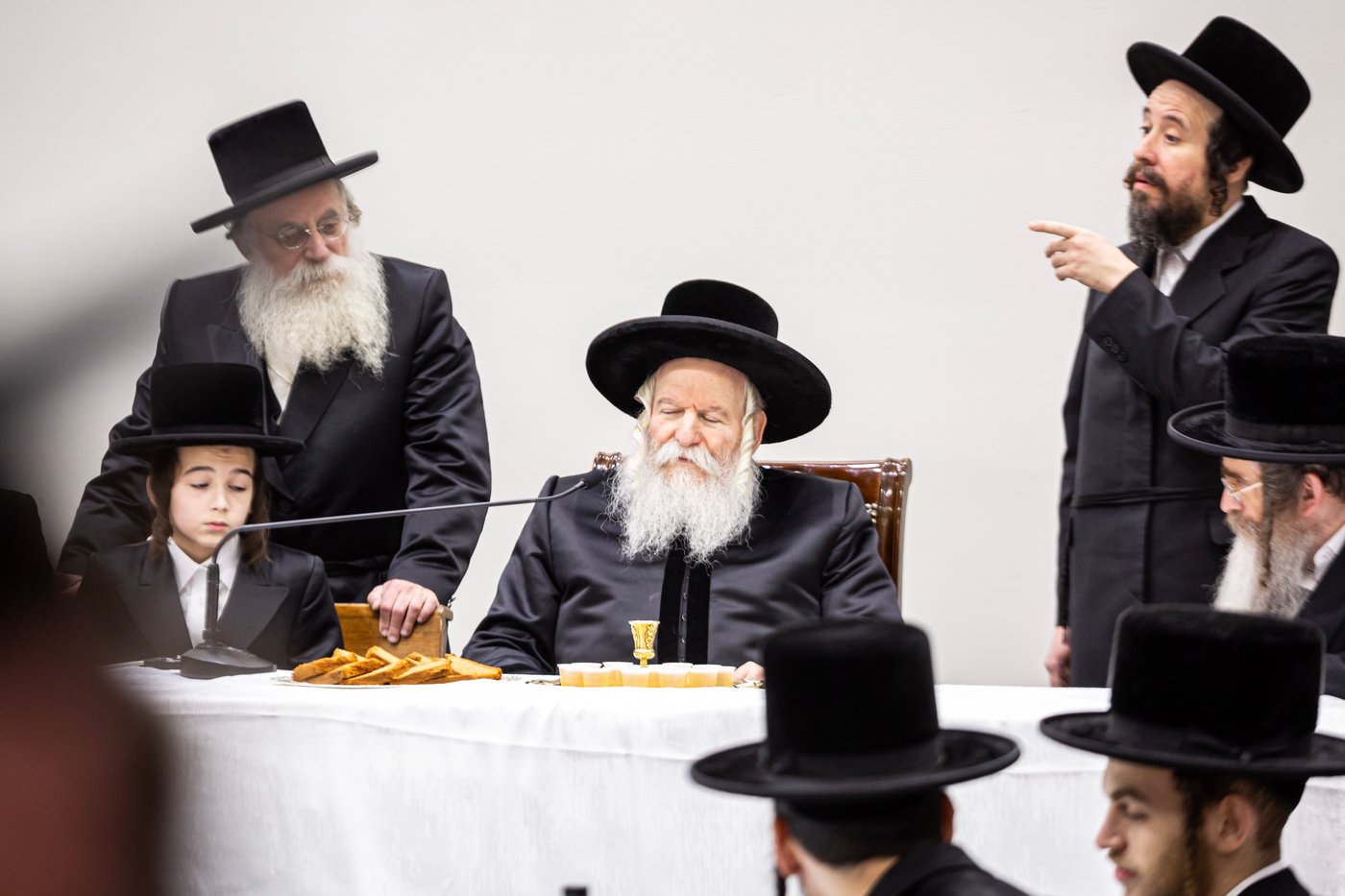 האדמו"ר מבאבוב בהנחת תפילין לנכדו