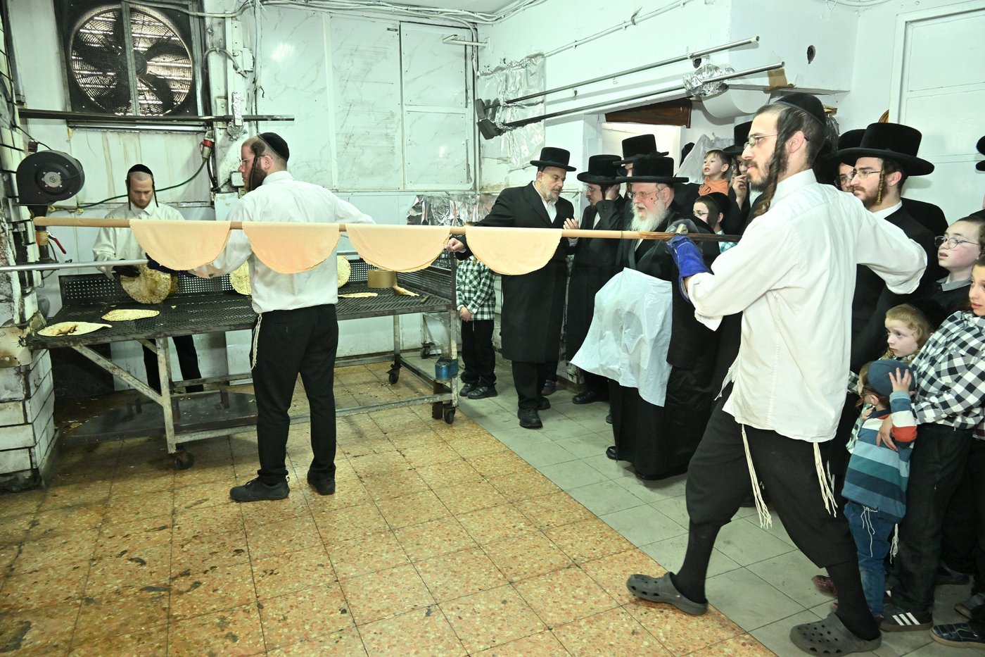 האדמו"ר מסאסוב באפיית מצות