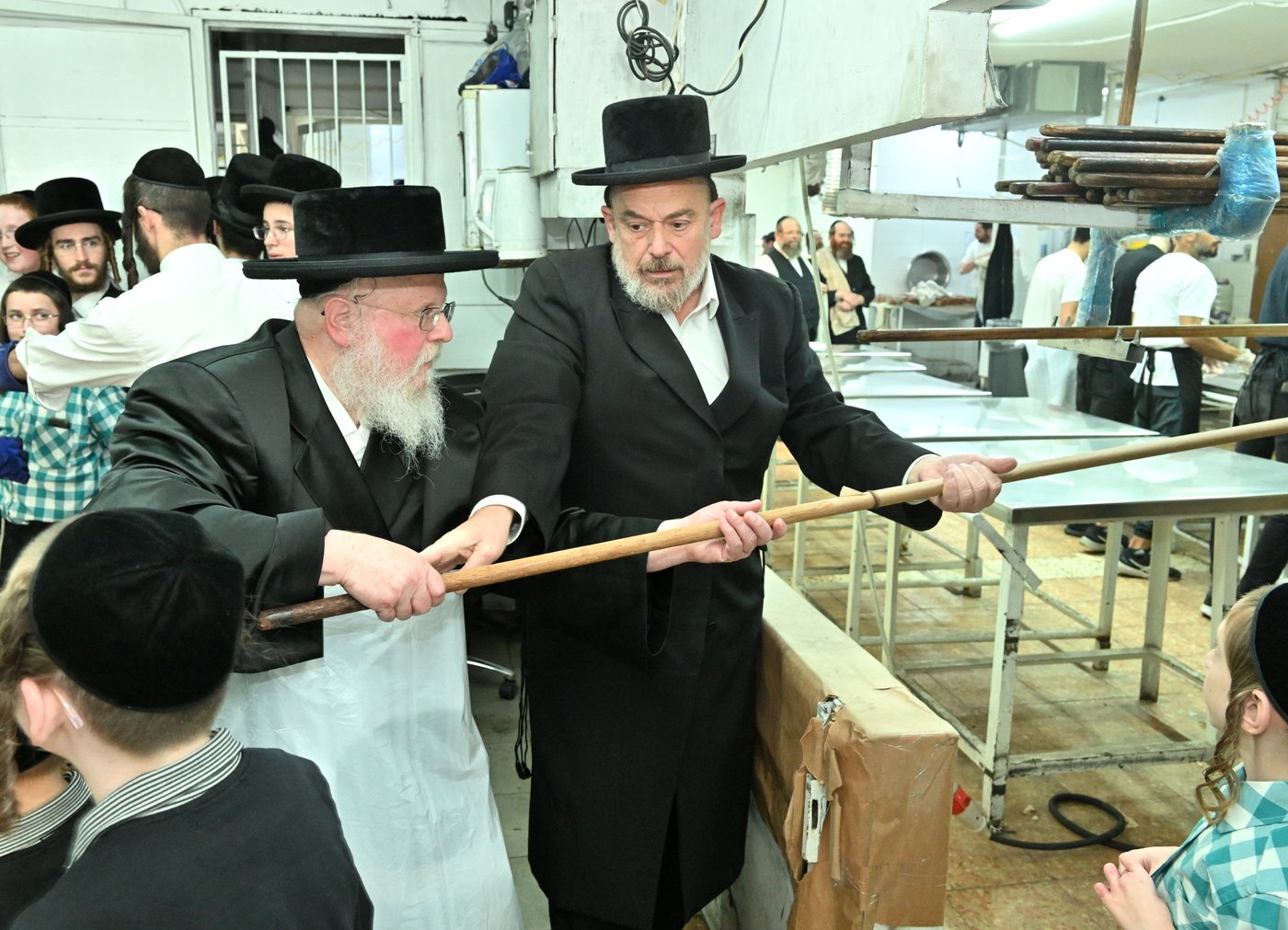 האדמו"ר מסאסוב באפיית מצות
