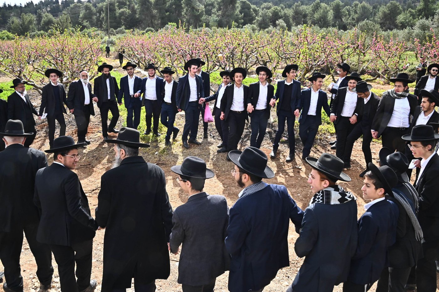 תושבי בני ברק בברכת האילנות