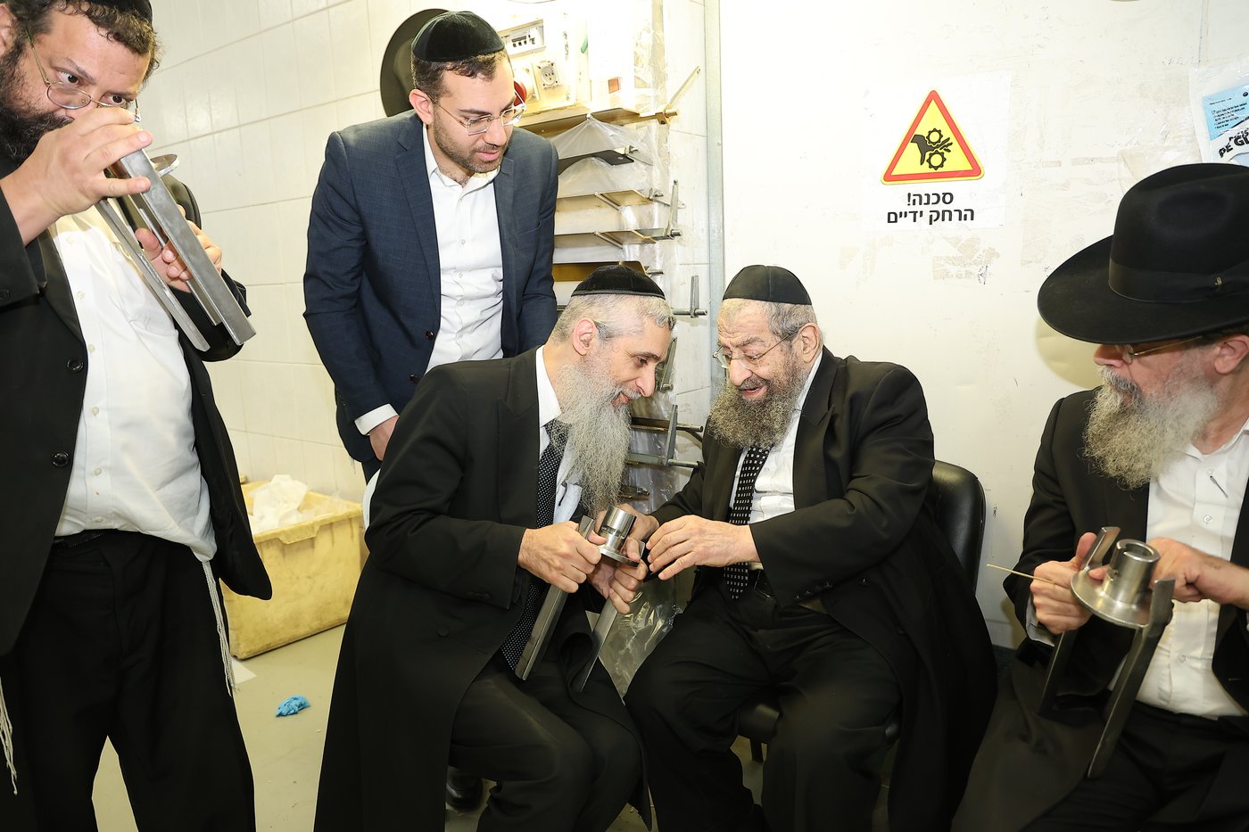 הגאון רבי מסעוד בן שמעון במאפיית מצות מכונה