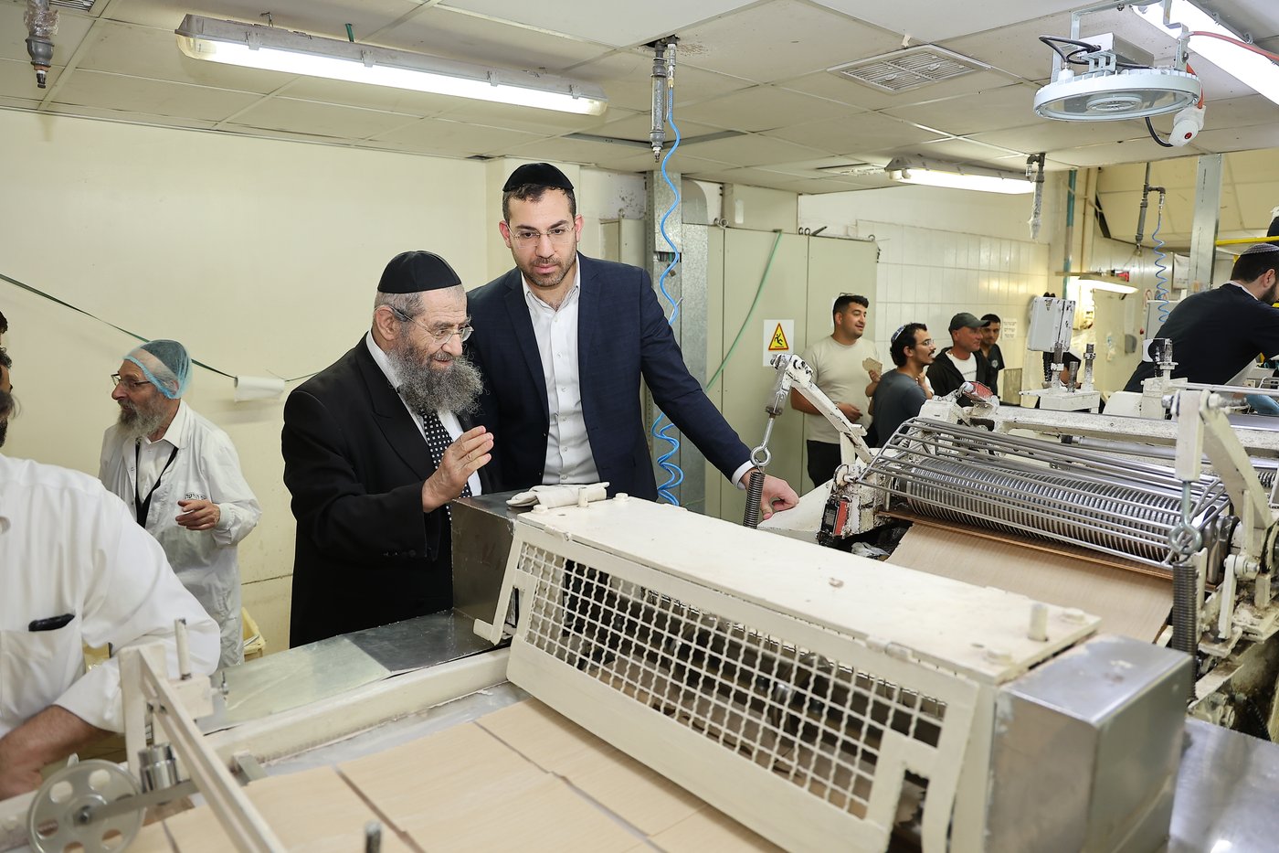 הגאון רבי מסעוד בן שמעון במאפיית מצות מכונה
