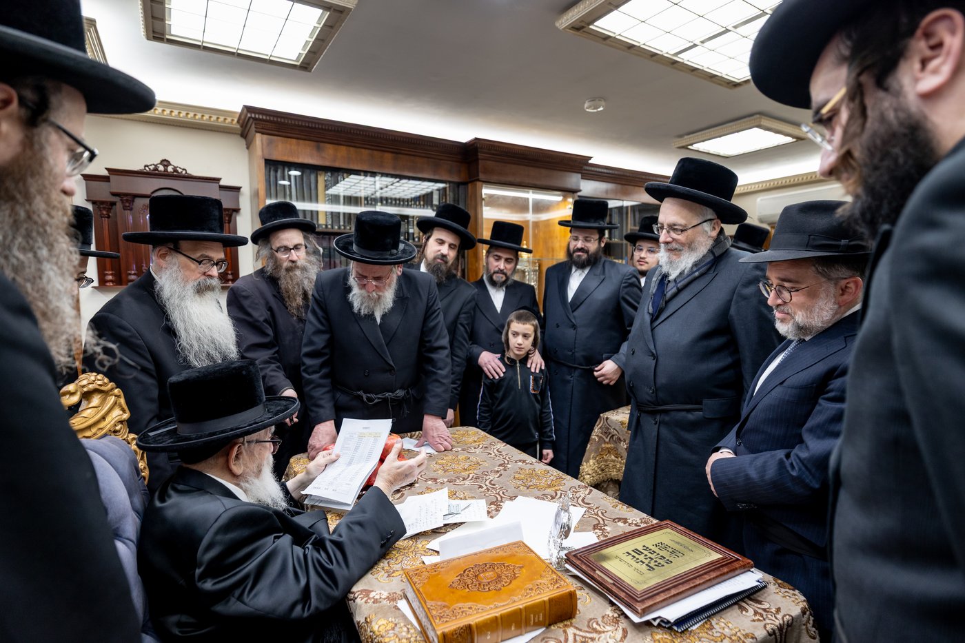 תורמי 'קמחא דפסחא' בחצה"ק סקווירא, מתברכים מהאדמו"ר
