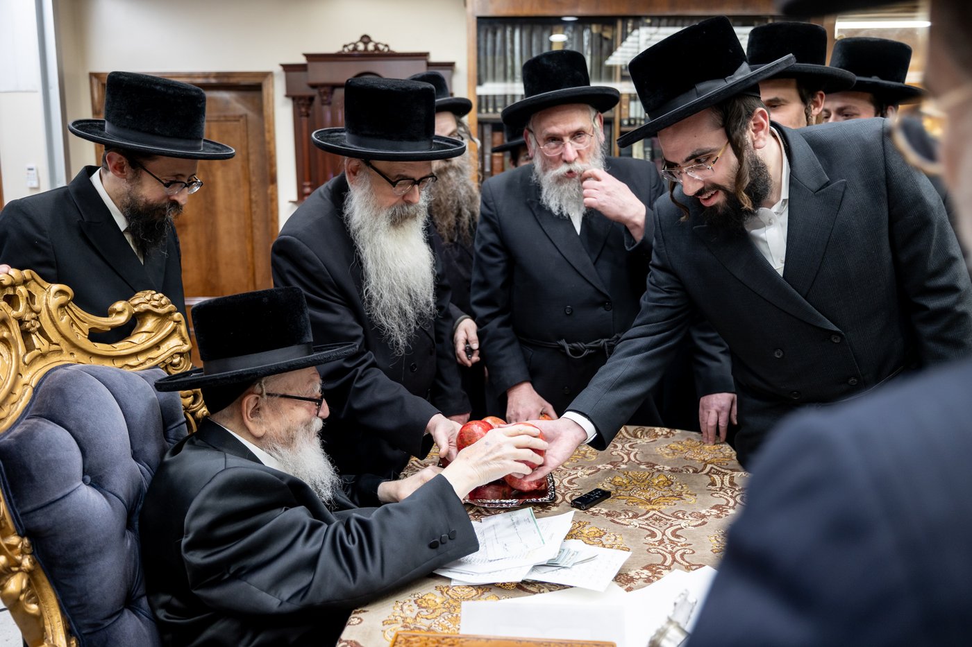 תורמי 'קמחא דפסחא' בחצה"ק סקווירא, מתברכים מהאדמו"ר