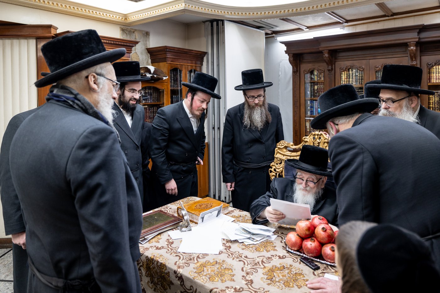 האדמו"ר מסקווירא עם קבוצת נגידים בחדרו לפני השיפוץ