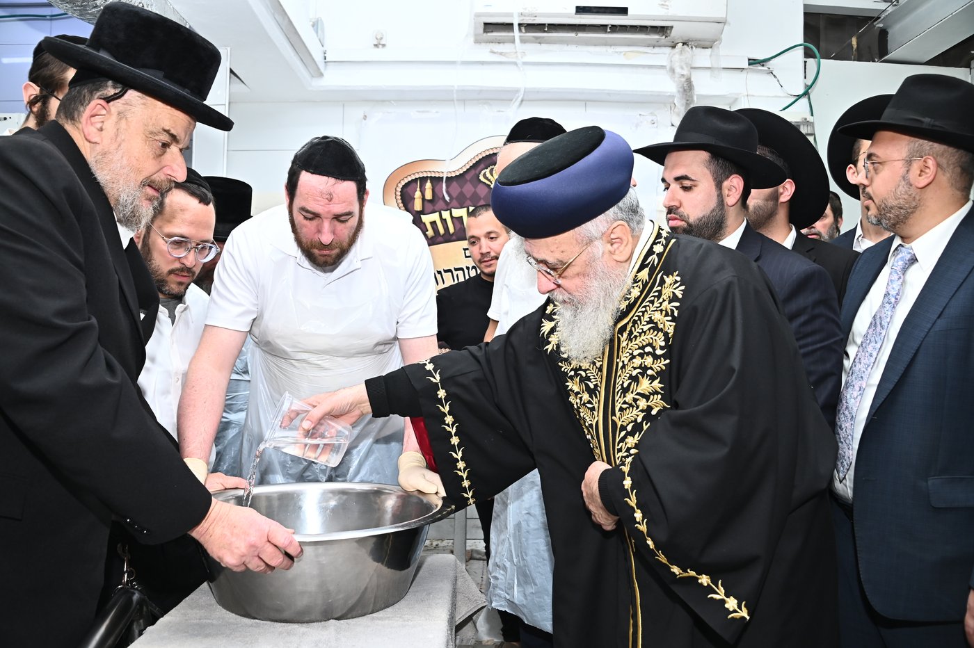 הראשל"צ הגאון רבי יצחק יוסף באפיית מצות