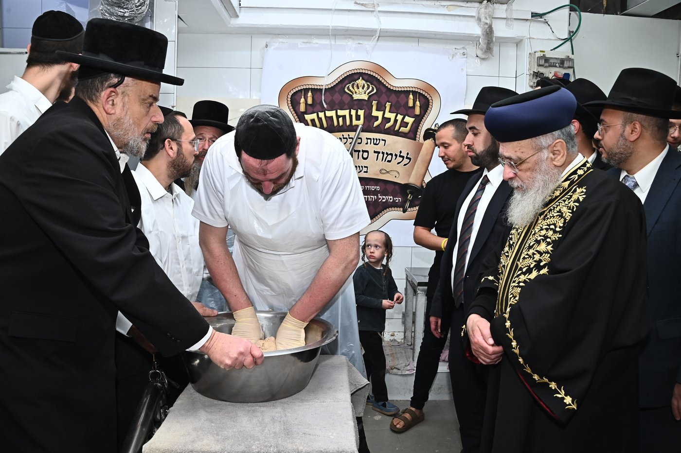 הראשל"צ הגאון רבי יצחק יוסף באפיית מצות