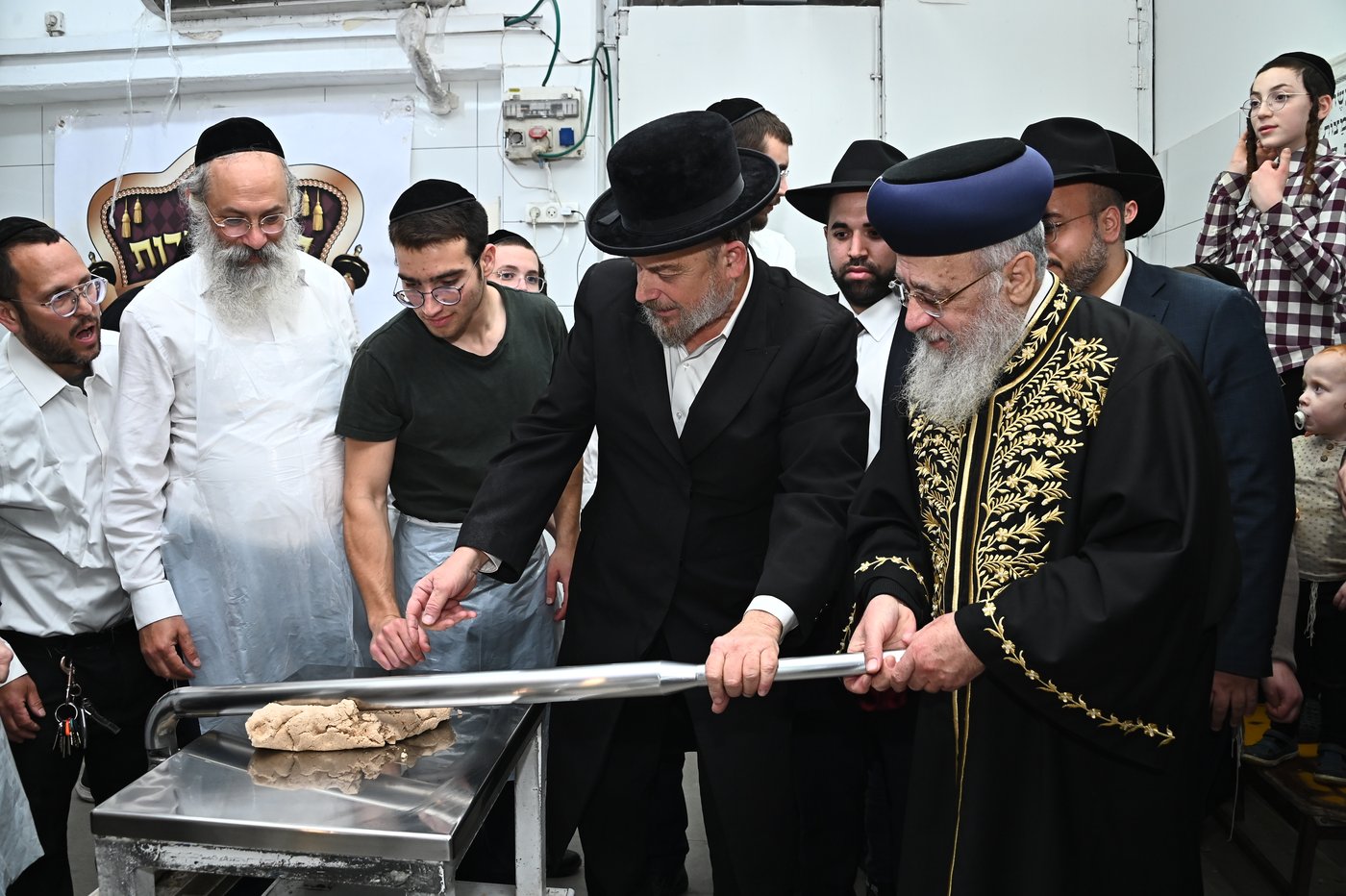 הראשל"צ הגאון רבי יצחק יוסף באפיית מצות