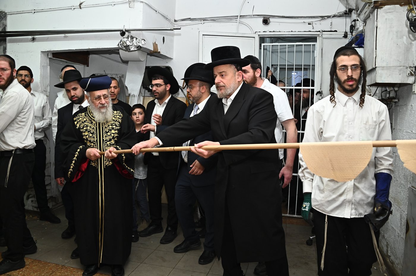הראשל"צ הגאון רבי יצחק יוסף באפיית מצות