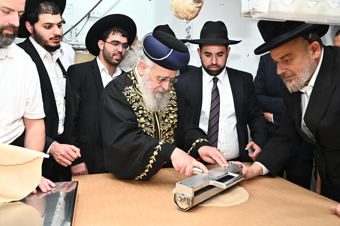 הראשל"צ הגאון רבי יצחק יוסף באפיית מצות