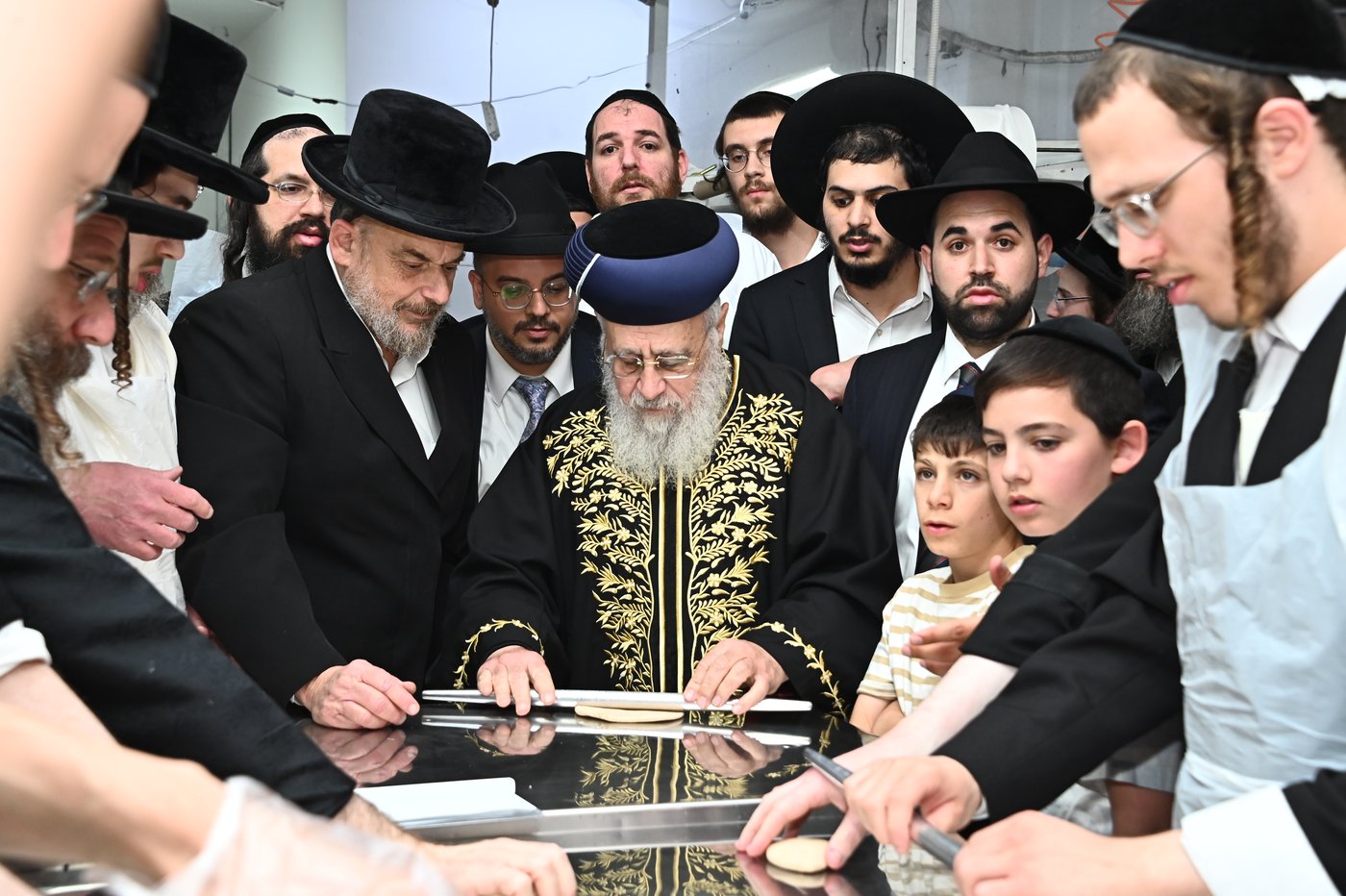 הראשל"צ הגאון רבי יצחק יוסף באפיית מצות