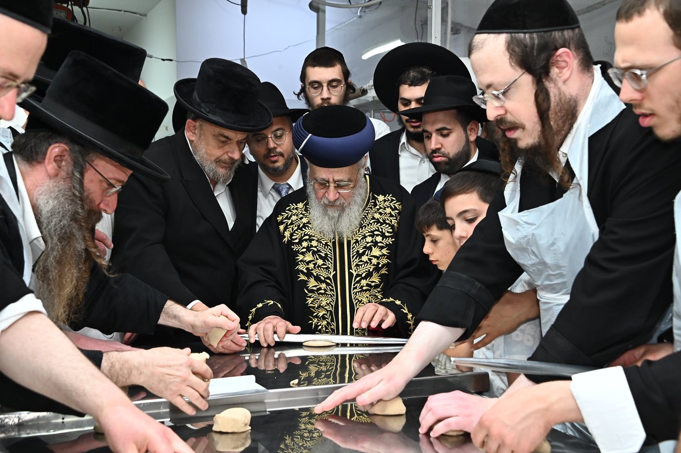 הראשל"צ הגאון רבי יצחק יוסף באפיית מצות