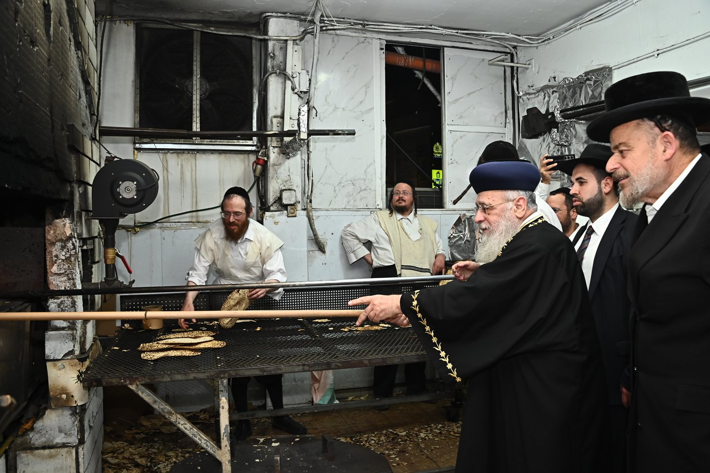 הראשל"צ הגאון רבי יצחק יוסף באפיית מצות