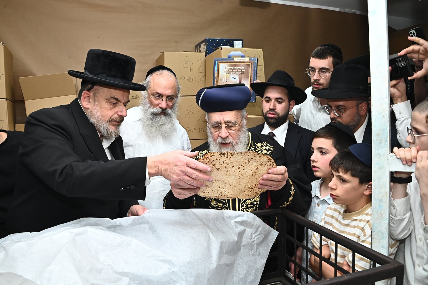 הראשל"צ הגאון רבי יצחק יוסף באפיית מצות