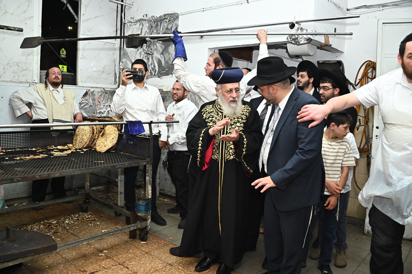 הראשל"צ הגאון רבי יצחק יוסף באפיית מצות