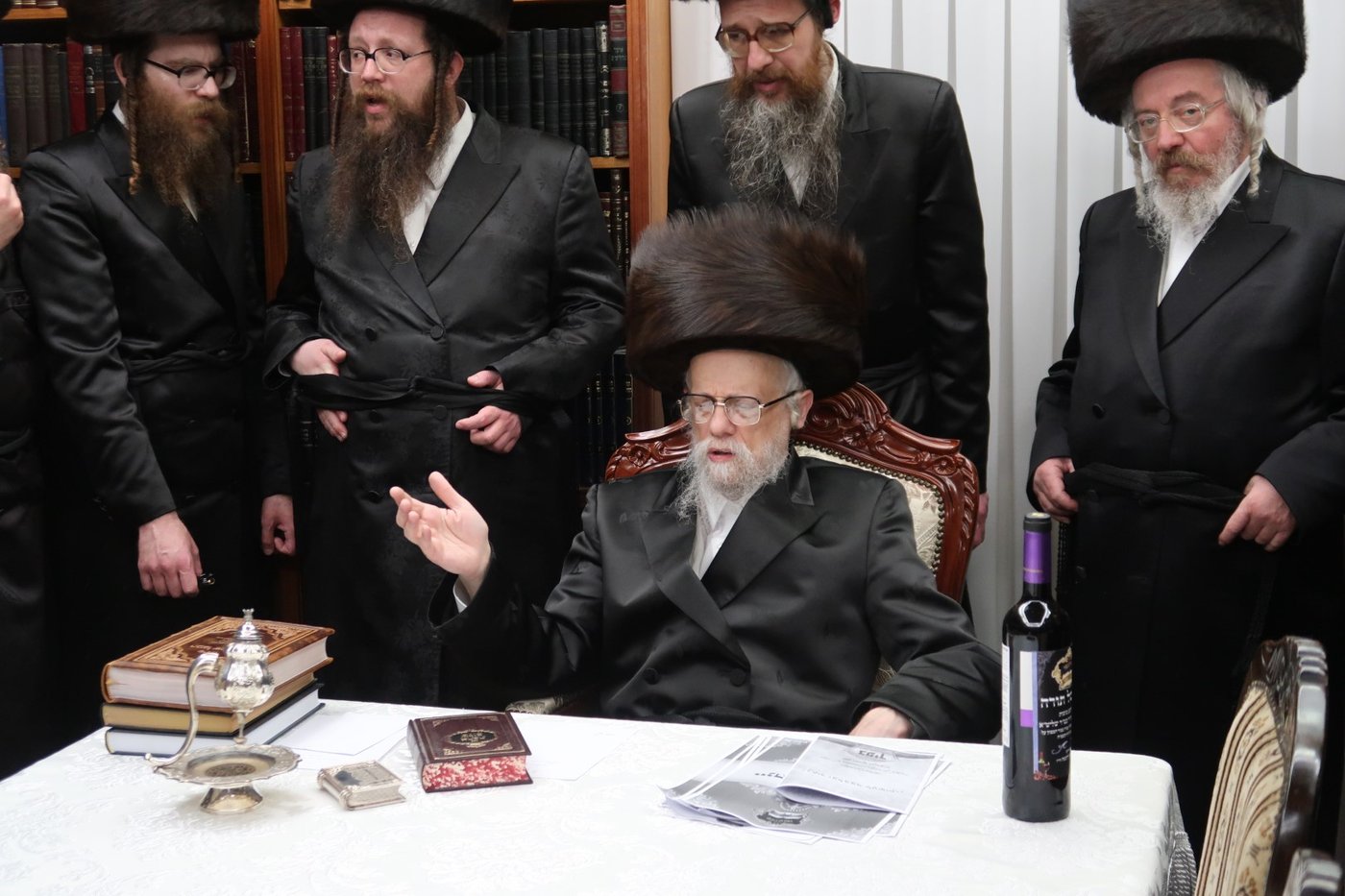 האדמו"ר מסערט ויז'ניץ בחלוקת יין לארבע כוסות למצטייני הישיבה 