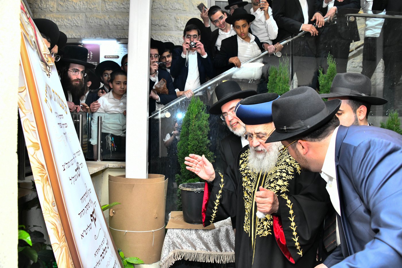 מעמד יציקת עמודי הבית הוראה ועצרת חיזוק בהיכל מרן