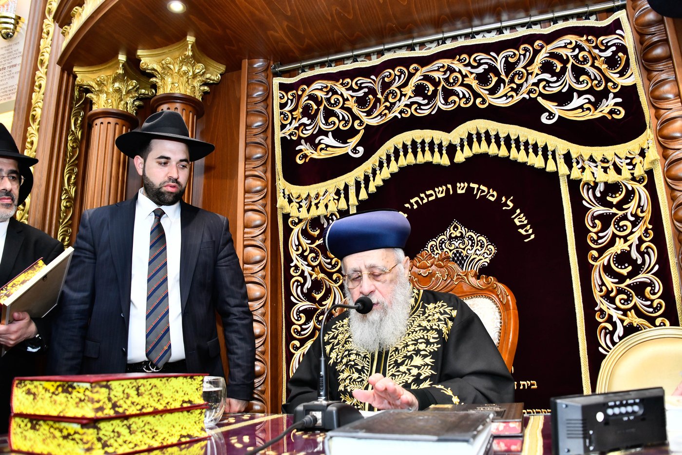מעמד יציקת עמודי הבית הוראה ועצרת חיזוק בהיכל מרן