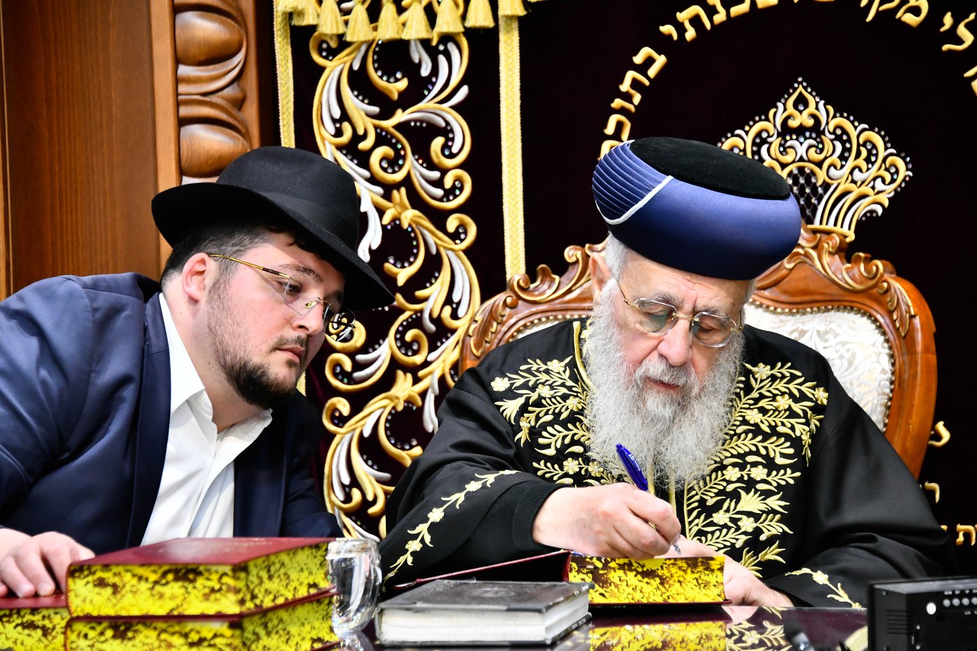 מעמד יציקת עמודי הבית הוראה ועצרת חיזוק בהיכל מרן