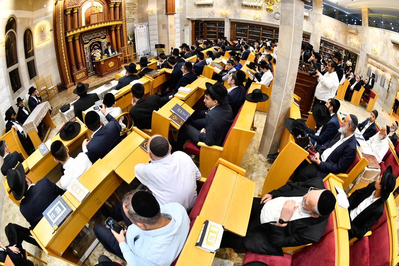 מעמד יציקת עמודי הבית הוראה ועצרת חיזוק בהיכל מרן